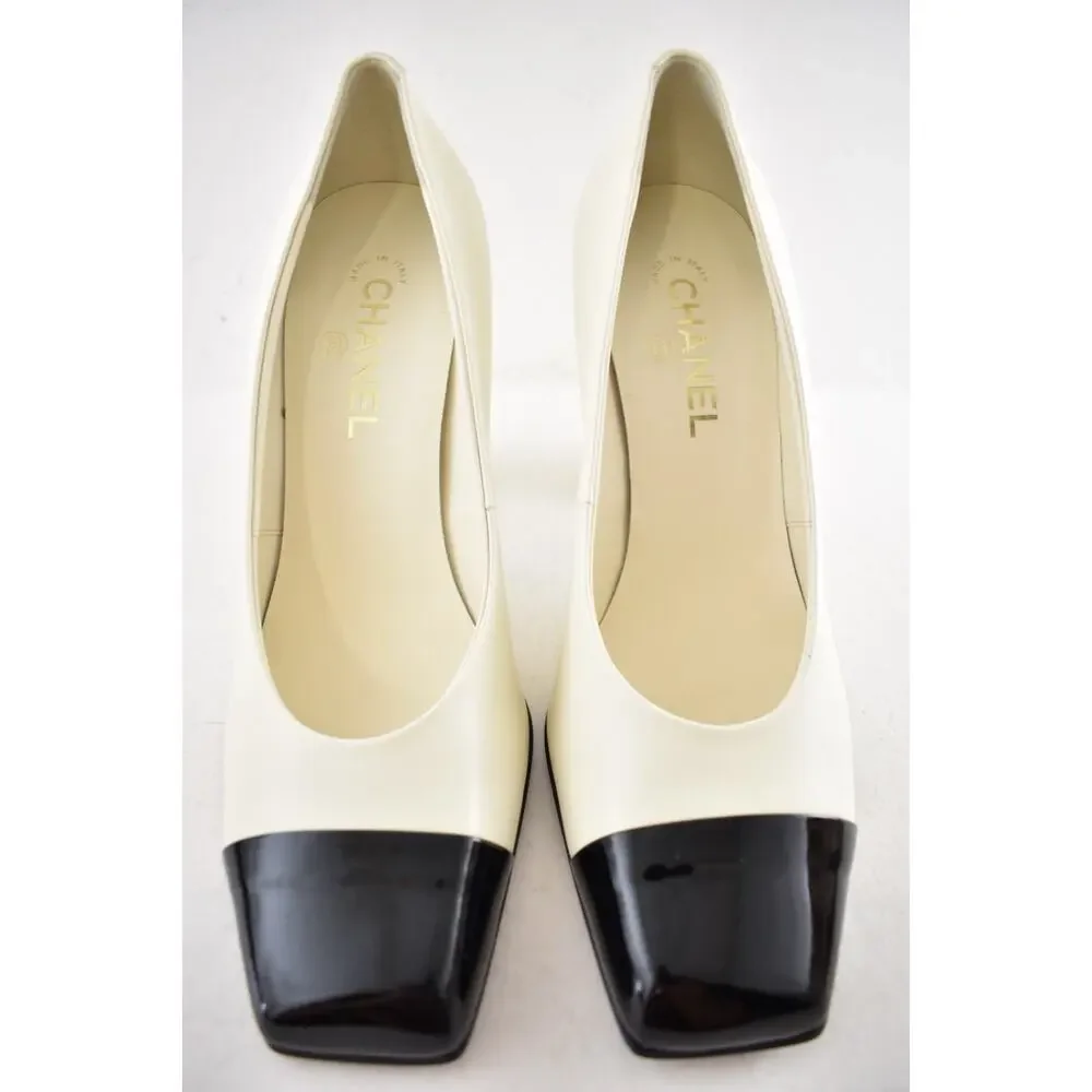 Chanel 26S Blazy Ivory Black Square Toe CC Gold Logo Block Heel Classic Pump 41